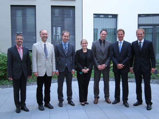 Die Projektleiter von econnect Germany: v.l. Falko Willmes, Stadtwerke Trier, Dr. Winfried Damm, Stadtwerke Leipzig, Markus Lange-Stuntebeck, Stadtwerke Osnabrück, Anna Brauer, Stadtwerke Duisburg, Stefan Sievert, Allgäuer Überlandwerk, Georg Wember, Energieversorgung Sylt, Hauke Hinrichs ,smartlab/STAWAG. Die Projektleiter von econnect Germany: v.l. Falko Willmes, Stadtwerke Trier, Dr. Winfried Damm, Stadtwerke Leipzig, Markus Lange-Stuntebeck, Stadtwerke Osnabrück, Anna Brauer, Stadtwerke Duisburg, Stefan Sievert, Allgäuer Überlandwerk, Georg Wember, Energieversorgung Sylt, Hauke Hinrichs ,smartlab/STAWAG.