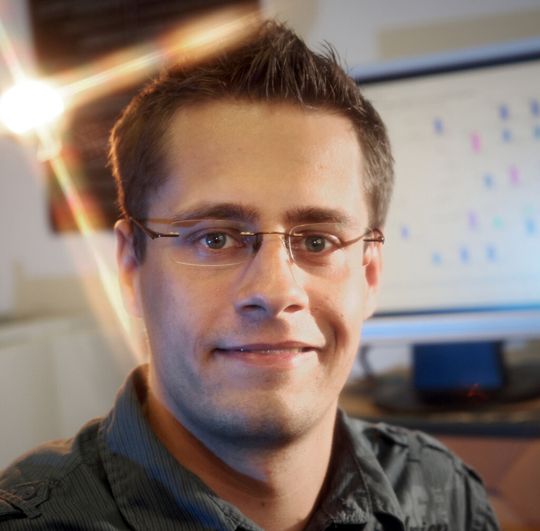 Der Bioinformatiker Prof. Dr. Christoph Kaleta von der Uni Jena untersucht den Stoffwechsel von Bakterien - und das mit Methoden, die sonst für die Optimierung von industriellen Prozessen verwendet werden. Der Bioinformatiker Prof. Dr. Christoph Kaleta von der Uni Jena untersucht den Stoffwechsel von Bakterien - und das mit Methoden, die sonst für die Optimierung von industriellen Prozessen verwendet werden.