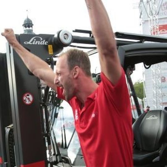 Siegerschrei: Linde Material Handling suchte den besten Staplerfahrer. Siegerschrei: Linde Material Handling suchte den besten Staplerfahrer.
