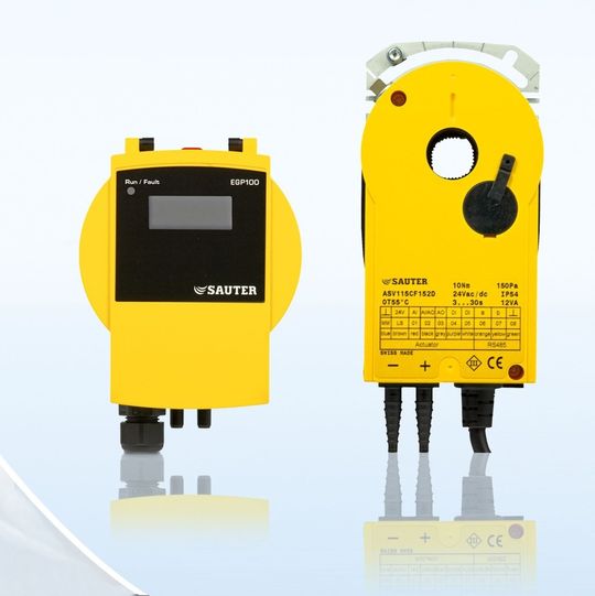 Die Reinraum-Kompaktlösung von Sauter besteht lediglich aus zwei Geräten, einem Volumenkompaktregler mit integriertem zweiten Regelkreis und einem Raumdrucksensor, der direkt auf den VAV-Regler aufgeschaltet wird. Die Reinraum-Kompaktlösung von Sauter besteht lediglich aus zwei Geräten, einem Volumenkompaktregler mit integriertem zweiten Regelkreis und einem Raumdrucksensor, der direkt auf den VAV-Regler aufgeschaltet wird.