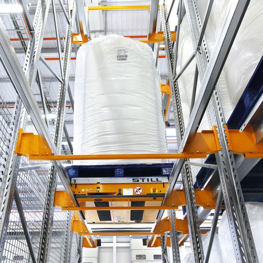 Danone Nutricia installierte in enger Zusammenarbeit mit den Planern und Entwicklern von Still in Hamburg ein modernes Paletten-Kanallager mit automatisierten Stallitenfahrzeugen und kan in Zukunft auf das veränderte Produktionsvolumen im Lager flexibel reagieren. Danone Nutricia installierte in enger Zusammenarbeit mit den Planern und Entwicklern von Still in Hamburg ein modernes Paletten-Kanallager mit automatisierten Stallitenfahrzeugen und kan in Zukunft auf das veränderte Produktionsvolumen im Lager flexibel reagieren.
