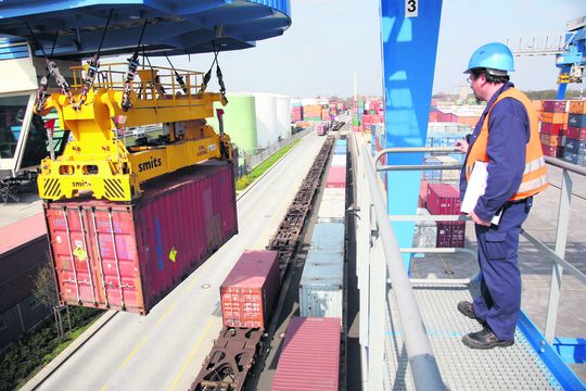 Container werden für die Direktfahrt an den Seehafen auf Container-Tragwagen geladen. Gefahren wird täglich. Bild: Contargo Container werden für die Direktfahrt an den Seehafen auf Container-Tragwagen geladen. Gefahren wird täglich. Bild: Contargo