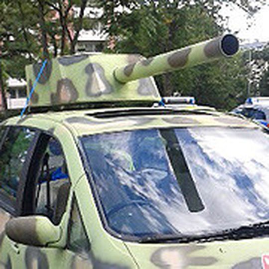 Schrecken der Autobahn: Ein Brite ist mit einem zum Panzer getunten Ford Galaxy über Deutschlands Straßen gefahren.