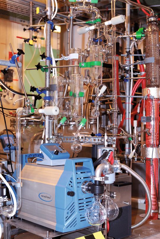 Die Chemie-Pumpstand-Ausführungen sind dank des saugseitigen Abscheiders ideal für raue Einsatzbedingungen und bieten zudem eine effiziente Lösemittelrückgewinnung mit Emissionskondensator. Die Chemie-Pumpstand-Ausführungen sind dank des saugseitigen Abscheiders ideal für raue Einsatzbedingungen und bieten zudem eine effiziente Lösemittelrückgewinnung mit Emissionskondensator.