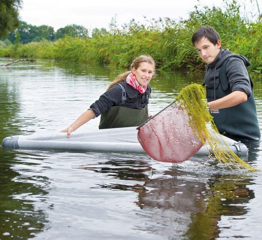 Johanna Brüggenthies und Andreas-David Brunner beim ersten Probelauf der schwimmenden „Moos-Kläranlage“ in der Freisinger Moosach. Johanna Brüggenthies und Andreas-David Brunner beim ersten Probelauf der schwimmenden „Moos-Kläranlage“ in der Freisinger Moosach.