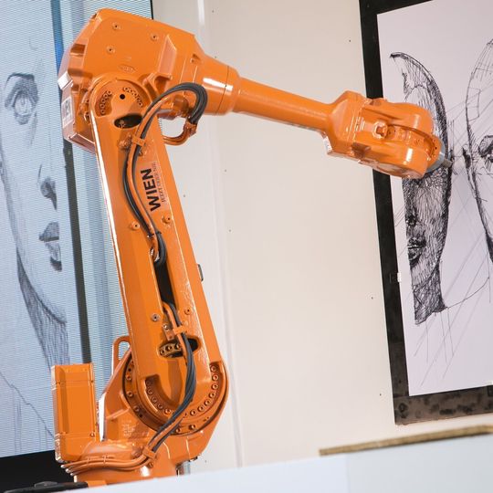 Der Roboter bekommt seine Bewegungsbefehle per Satellit und zeichnet das Bild des Künstlers zeitlgleich nach. Der Roboter bekommt seine Bewegungsbefehle per Satellit und zeichnet das Bild des Künstlers zeitlgleich nach.