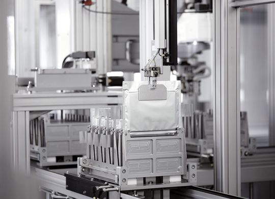 Zur wirtschaftlichen und flexiblen Batteriefertigung liefert Bosch Rexroth als Automatisierungspartner bewährte trocken- und reinraumtaugliche Lösungen. Zur wirtschaftlichen und flexiblen Batteriefertigung liefert Bosch Rexroth als Automatisierungspartner bewährte trocken- und reinraumtaugliche Lösungen.