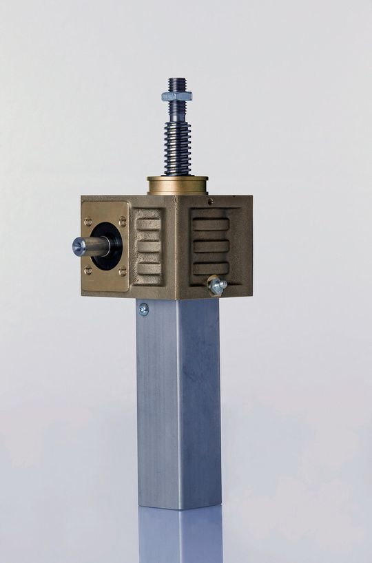 Das Nozag-Spindelhubgetriebe mit goldfarbenem Gehäuse und Spindeln sowie Wellen aus rostfreiem Material. Das Nozag-Spindelhubgetriebe mit goldfarbenem Gehäuse und Spindeln sowie Wellen aus rostfreiem Material.