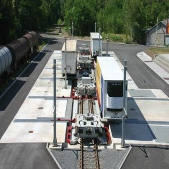 Sattelauflieger werden im Cargobeamer-Terminal von der Straße auf die Schiene umgeschlagen. Der Verladeprozess reduziert sich damit auf rund 15 min. Sattelauflieger werden im Cargobeamer-Terminal von der Straße auf die Schiene umgeschlagen. Der Verladeprozess reduziert sich damit auf rund 15 min.
