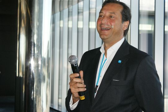 PT-CTO José Pedro Salas Pires zeigt sich begeistert von all den technischen Raffinessen in seinem Rechenzentrum. PT-CTO José Pedro Salas Pires zeigt sich begeistert von all den technischen Raffinessen in seinem Rechenzentrum.