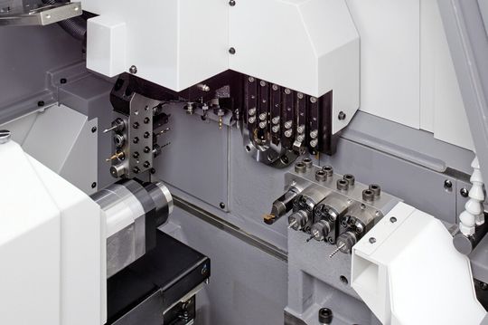 Bereits in der Grundausstattung der leistungsstarken Cincom L12 samt Werkzeughalter und kompletter Peripherie ist die Maschine sofort einsatzbereit. Bereits in der Grundausstattung der leistungsstarken Cincom L12 samt Werkzeughalter und kompletter Peripherie ist die Maschine sofort einsatzbereit.
