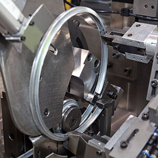 Bild 1: In der Biegestation formt der Servo-Spannringautomat Durchmesser und Drall des Stahlringverschlusses. Bild 1: In der Biegestation formt der Servo-Spannringautomat Durchmesser und Drall des Stahlringverschlusses.