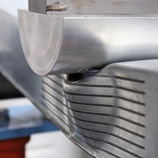 Bild 1: Eigenschaften von Karosseriebauteilen lassen sich durch eine Laserverfestigung verbessern: Im Crashtest wird geprüft, wie stark sich das Beispielbauteil unter einer Biegebelastung deformiert. Bild 1: Eigenschaften von Karosseriebauteilen lassen sich durch eine Laserverfestigung verbessern: Im Crashtest wird geprüft, wie stark sich das Beispielbauteil unter einer Biegebelastung deformiert.