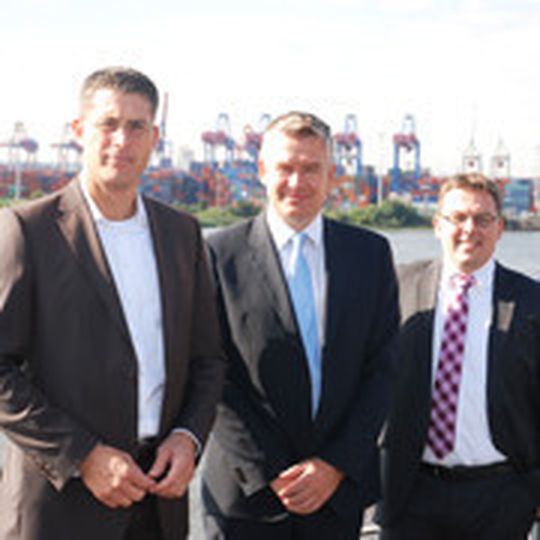 Stehen hinter der Kooperation: (v. li.) Die ANAG-Vorstände Frank Lück und Steffen Krippahl sowie Castrol-Geschäftsführer Michael Hansen.