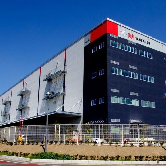 DB Schenker hat sein bisher größtes Logistikzentrum in Japan eröffnet. Das Baraki Logistics Center mit einer Gesamtfläche von 33.000 m² wird für verschiedene Kunden genutzt. DB Schenker hat sein bisher größtes Logistikzentrum in Japan eröffnet. Das Baraki Logistics Center mit einer Gesamtfläche von 33.000 m² wird für verschiedene Kunden genutzt.