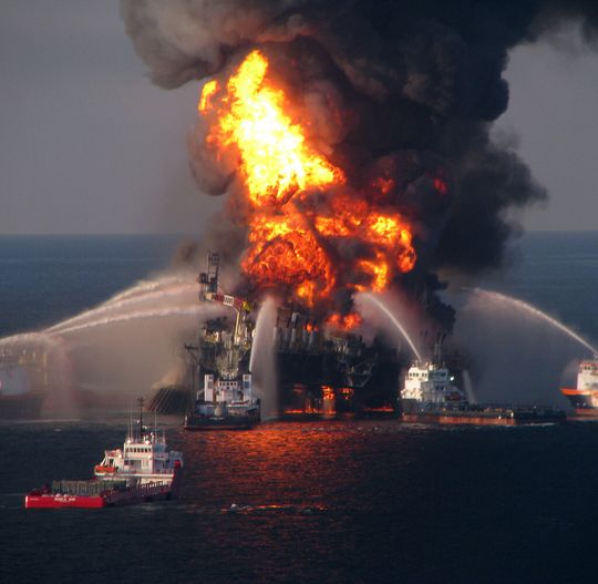 Die Ölbohrinsel "Deepwater Horizon" war nach einer Explosion im April 2010 gesunken. Das Unglück führte zu einer verheerenden Ölpest im Golf von Mexiko. Die Ölbohrinsel "Deepwater Horizon" war nach einer Explosion im April 2010 gesunken. Das Unglück führte zu einer verheerenden Ölpest im Golf von Mexiko.