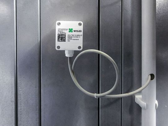 Gerade im Bereich der Feldebene ist der Einsatz von QR-Codes vorteilhaft, da zahlreiche Anlagenteile oft sehr komplex und die Geräte selbst schwer erreichbar sind. Das mühselige Abtippen von langen Gerätenummern und -bezeichnungen wird durch das Scannen des Codes ersetzt. Gerade im Bereich der Feldebene ist der Einsatz von QR-Codes vorteilhaft, da zahlreiche Anlagenteile oft sehr komplex und die Geräte selbst schwer erreichbar sind. Das mühselige Abtippen von langen Gerätenummern und -bezeichnungen wird durch das Scannen des Codes ersetzt.