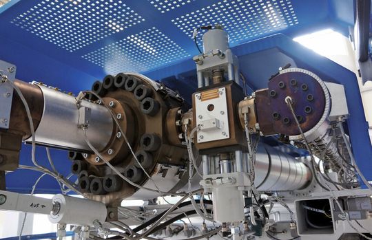 Bild 1: Schussgewichte bis 90 kg: Die große 130-l-Kolbeneinspritzeinheit wird von einem parallel dazu angeordneten 70 mm-Hochleistungsextruder befüllt; dazwischen befindet sich ist ein Sperrschieber. Bild 1: Schussgewichte bis 90 kg: Die große 130-l-Kolbeneinspritzeinheit wird von einem parallel dazu angeordneten 70 mm-Hochleistungsextruder befüllt; dazwischen befindet sich ist ein Sperrschieber.