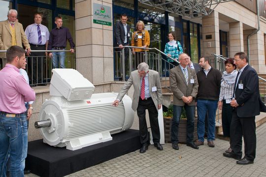 Chefkonstrukteur Dirk Seehase (2. v. r.) erläutert Teilnehmern des 12. Technischen Tages bei einer Besichtigung des VEM-Standortes Wernigerode, wie sich das Unternehmen dem Thema energieeffiziente Motoren widmet. Chefkonstrukteur Dirk Seehase (2. v. r.) erläutert Teilnehmern des 12. Technischen Tages bei einer Besichtigung des VEM-Standortes Wernigerode, wie sich das Unternehmen dem Thema energieeffiziente Motoren widmet.
