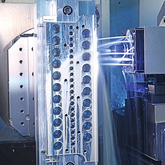 Mit hoher Fertigungtiefe wettbewerbsfähig produzieren – dafür setzt ein Lohnfertiger eine durchgängige CAD/CAM-Softwarelösung ein. Mit hoher Fertigungtiefe wettbewerbsfähig produzieren – dafür setzt ein Lohnfertiger eine durchgängige CAD/CAM-Softwarelösung ein.