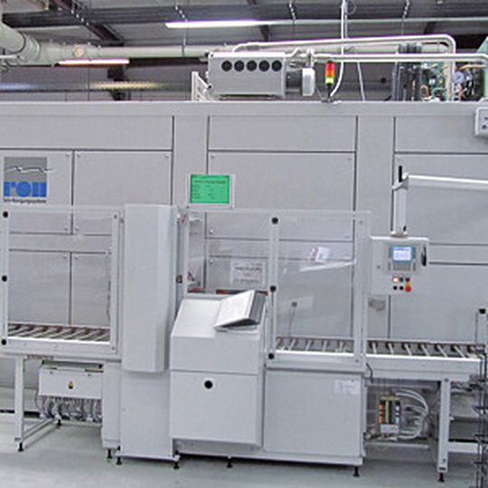 Bild 1: Um hohe Sauberkeitsanforderungen prozesssicher zu erfüllen, hat der Hersteller beispielsweise diese Anlagen mit zwei Fluttanks für die Vor- und Feinreinigung sowie Ultraschall- und Druckumfluteinrichtungen ausgestattet.