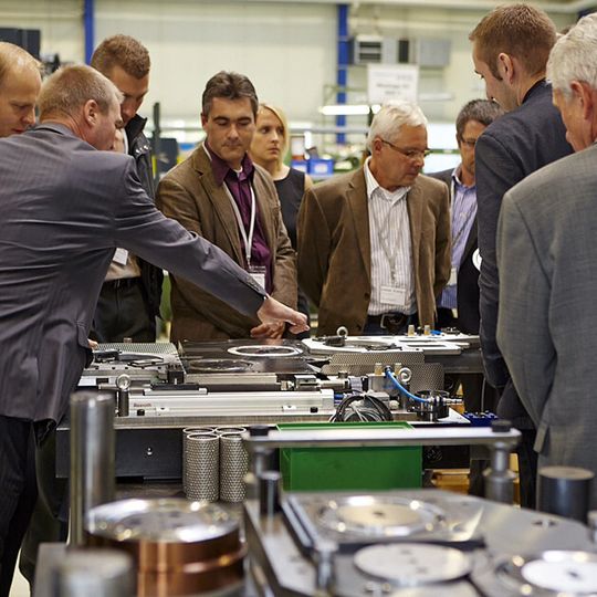 Das von der Aweba Werkzeugbau Aue am 12. September veranstaltete Symposium fokussierte auf das Thema: Made in Germany: im Spanungsfeld Premium – Low Cost“. Das von der Aweba Werkzeugbau Aue am 12. September veranstaltete Symposium fokussierte auf das Thema: Made in Germany: im Spanungsfeld Premium – Low Cost“.