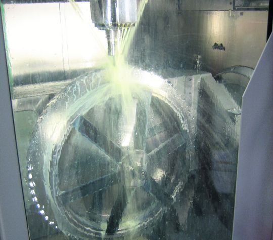 Auf den Hermle-Bearbeitungszentren produziert KK&K Turbinenräder bis zu einem Durchmesser von 700 mm. Auf den Hermle-Bearbeitungszentren produziert KK&K Turbinenräder bis zu einem Durchmesser von 700 mm.