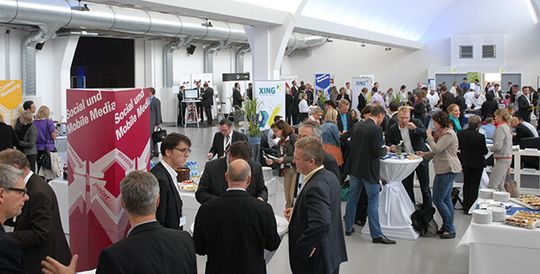 Nicht nur in den Workshops war beim B2B Marketing Kongress 2012 Zeit für Austausch: Auch in den Pausen diskutierten Teilnehmer, Referenten und Aussteller angeregt die neuesten Trends im B2B. Nicht nur in den Workshops war beim B2B Marketing Kongress 2012 Zeit für Austausch: Auch in den Pausen diskutierten Teilnehmer, Referenten und Aussteller angeregt die neuesten Trends im B2B.