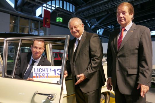 Werben für den Lichttest in Hessen: (v.li.) Der hessische Verkehrsminister Florian Rentsch sowie Jürgen Karpinski, Präsident Kfz-Gewerbe Hessen, und Klaus Ruppelt, Präsident Landesverkehrswacht Hessen. Werben für den Lichttest in Hessen: (v.li.) Der hessische Verkehrsminister Florian Rentsch sowie Jürgen Karpinski, Präsident Kfz-Gewerbe Hessen, und Klaus Ruppelt, Präsident Landesverkehrswacht Hessen.
