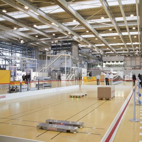 Das neu entwickelte fahrerlose Doppelkufensystem optimiert die Abläufe in der Transport- und Lagerlogistik. Das System ist sehr wendig, platzsparend und erfordert keine aufwendige Halleninfrastruktur. Das neu entwickelte fahrerlose Doppelkufensystem optimiert die Abläufe in der Transport- und Lagerlogistik. Das System ist sehr wendig, platzsparend und erfordert keine aufwendige Halleninfrastruktur.