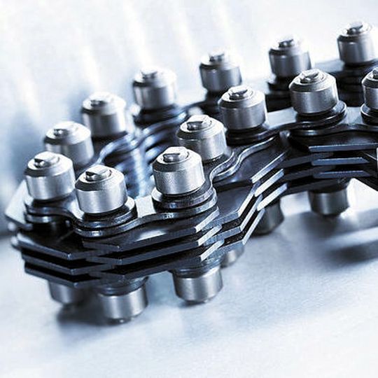 Traglaschenkette von iwis sind stabile Transportketten und eignen sich als Alternative zu Stauförderketten.