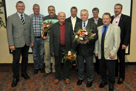 Die Kfz-Innung Ostthüringen dankt den Mitarbeitern des Gesellenausschusses für ihr Engagement: (v.li.) Stefan Haase (Geschäftsführer), Lothar von Kymmel, Wolfgang Titscher, Harry Naumann, Niels Sparing, Günther Landstorfer, Uwe Stiller, Hans Peter Haupt und Andreas Jokisch (Obermeister) – zum Vergrößern bitte klicken.