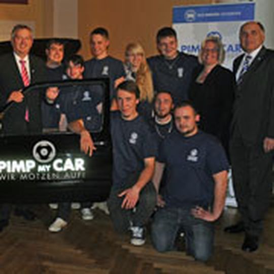 Acht Nachwuchskräfte präsentieren gemeinsam mit LV-Präsident Karl-Heinz Bley (li.)sowie Obermeisterin Svenja Fricke (2. v. re.) und LV-Geschäftsführer Gerd Hösel (re.) ihr Ergebnis.