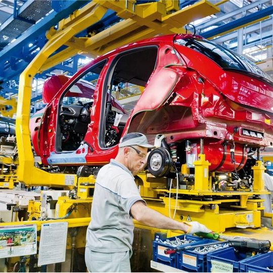Das Fiat-Werk im polnischen Tychy erhält den Sonderpreis „Green“ unter anderem dafür, dass es die Ressourceneffizienz hervorragend in das Produktionssystem integriert hat. Das Fiat-Werk im polnischen Tychy erhält den Sonderpreis „Green“ unter anderem dafür, dass es die Ressourceneffizienz hervorragend in das Produktionssystem integriert hat.