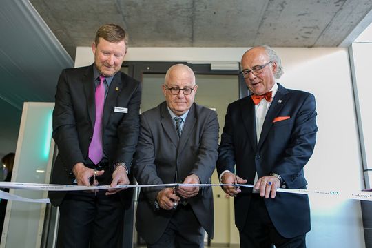 Einweihungsfeier in Johannesburg: Rob MacKenzie, Geschäftsführer von Endress+Hauser Südafrika, Garth Strachan vom südafrikanischen Ministerium für Handel und Industrie sowie Klaus Endress, Chef der Endress+Hauser Gruppe (von links), durchschneiden das Band. Einweihungsfeier in Johannesburg: Rob MacKenzie, Geschäftsführer von Endress+Hauser Südafrika, Garth Strachan vom südafrikanischen Ministerium für Handel und Industrie sowie Klaus Endress, Chef der Endress+Hauser Gruppe (von links), durchschneiden das Band.