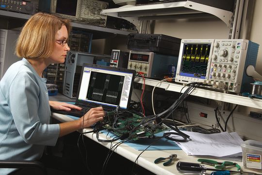 Messen und analysieren: Mit dem Mixed-Signal-Oszilloskop lässt sich die digitale mit der analogen Welt vereinen. Messen und analysieren: Mit dem Mixed-Signal-Oszilloskop lässt sich die digitale mit der analogen Welt vereinen.