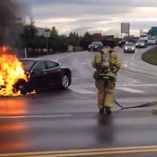 Die Flammen schlagen hoch: brennende Tesla-S-Limousine in Seattle Die Flammen schlagen hoch: brennende Tesla-S-Limousine in Seattle