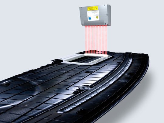 Das frei programmierbare Laserdurchstrahlschweißen kann beispielsweise zur Herstellung von Schusskanälen auf Instrumententafeln verwendet werden. Hier beim Schweißen mit schaltbarer Diodenlaserlinie Das frei programmierbare Laserdurchstrahlschweißen kann beispielsweise zur Herstellung von Schusskanälen auf Instrumententafeln verwendet werden. Hier beim Schweißen mit schaltbarer Diodenlaserlinie