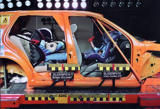 Kindersitz-Test in der Crashtest-Anlage des ADAC-Technik Zentrums Kindersitz-Test in der Crashtest-Anlage des ADAC-Technik Zentrums