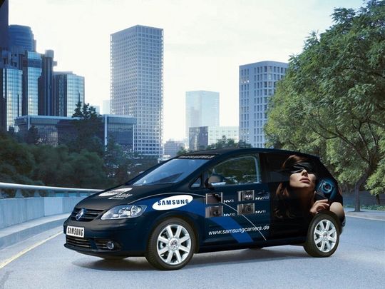 Das Merchandiser-Team ist in auffälligen Autos unterwegs. Das Merchandiser-Team ist in auffälligen Autos unterwegs.