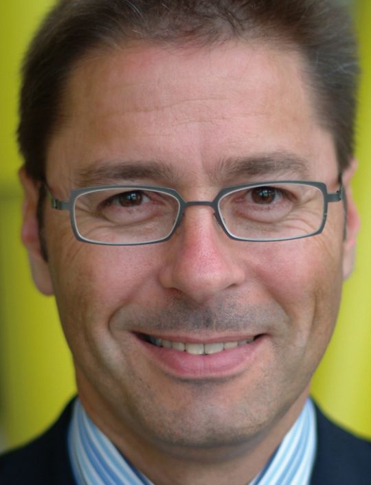 „Auch auf langen Verfahrwegen mit extrem hohen Füllgewichten sind Energieketten aus Vollkunststoff heute die bevorzugte Lösung.“ Harald Nehring, Prokurist Energiekettensysteme bei Igus. „Auch auf langen Verfahrwegen mit extrem hohen Füllgewichten sind Energieketten aus Vollkunststoff heute die bevorzugte Lösung.“ Harald Nehring, Prokurist Energiekettensysteme bei Igus.