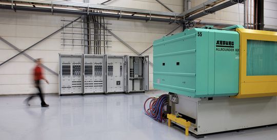 Die Energieversorgung gehört zu der grundlegenden technischen Infrastruktur, ohne die bei Deller Plastics keine Produktion möglich wäre. Die Energieversorgung gehört zu der grundlegenden technischen Infrastruktur, ohne die bei Deller Plastics keine Produktion möglich wäre.
