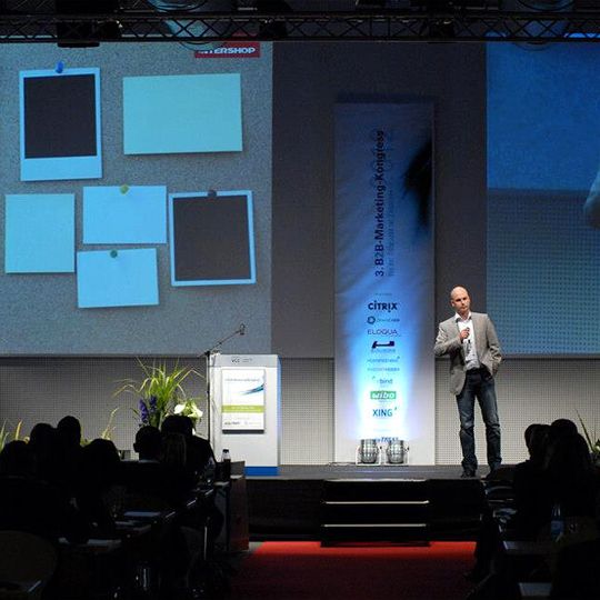 Mehr als 300 B2B-Marketing-Verantwortliche und Agenturen trafen sich zum vergangenen B2B-Marketingkongress. Im Bild referiert Volker John von Intershop Communications zu Lead Management in der B2B-Praxis. Mehr als 300 B2B-Marketing-Verantwortliche und Agenturen trafen sich zum vergangenen B2B-Marketingkongress. Im Bild referiert Volker John von Intershop Communications zu Lead Management in der B2B-Praxis.