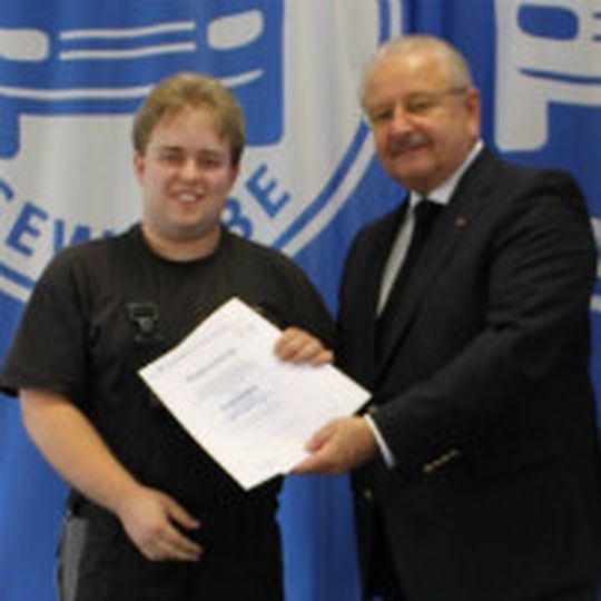 Gratulation: Jürgen Karpinski, Präsident des Kfz-Landesverbandes Hessen, überreicht Andreas Wolf eine Urkunde.