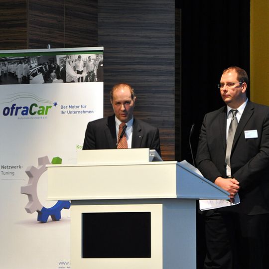 Der Branchentreff im vergangenen Jahr fokussierte das Thema „Elektromobilität – die Mobilität der Zukunft?“. Im Bild referieren Dr. Victor Trapp, Fraunhofer-Institut für Silicatforschung (l.), und Timo Piwonski von Iprotex. Der Branchentreff im vergangenen Jahr fokussierte das Thema „Elektromobilität – die Mobilität der Zukunft?“. Im Bild referieren Dr. Victor Trapp, Fraunhofer-Institut für Silicatforschung (l.), und Timo Piwonski von Iprotex.