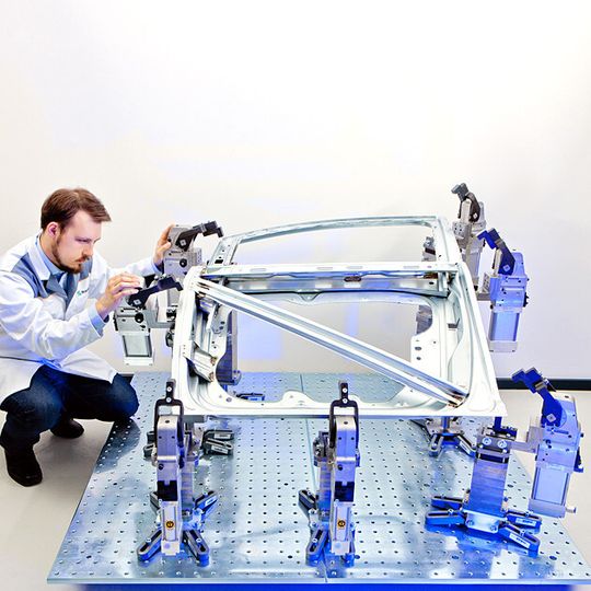 Mit der neuentwickelten Try-Out-Vorrichtung sollen sich die Anlaufzeiten im Karosseriebau verkürzen. Das modulare Baukastensystem ermöglicht laut Fraunhofer IWU eine realistische Nachbildung beliebiger Karosseriebauvorrichtungen im Vorserienprozess. Mit der neuentwickelten Try-Out-Vorrichtung sollen sich die Anlaufzeiten im Karosseriebau verkürzen. Das modulare Baukastensystem ermöglicht laut Fraunhofer IWU eine realistische Nachbildung beliebiger Karosseriebauvorrichtungen im Vorserienprozess.