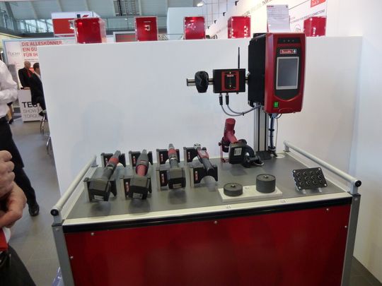 Am Messestand sieht man eine Auswahl der insgesamt acht Funk-Akkuschrauber-Modelle für Drehmomente bis 45 Nm und unterschiedliche Drehzahlen. Am Messestand sieht man eine Auswahl der insgesamt acht Funk-Akkuschrauber-Modelle für Drehmomente bis 45 Nm und unterschiedliche Drehzahlen.
