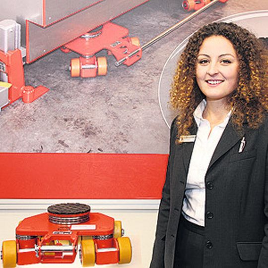 Verkaufsberaterin Nina Würthele: „Das JLF-Fahrwerk richtet sich automatisch in die Schubrichtung aus und die Last kann leicht in die gewünschte Richtung dirigiert werden.“ Verkaufsberaterin Nina Würthele: „Das JLF-Fahrwerk richtet sich automatisch in die Schubrichtung aus und die Last kann leicht in die gewünschte Richtung dirigiert werden.“
