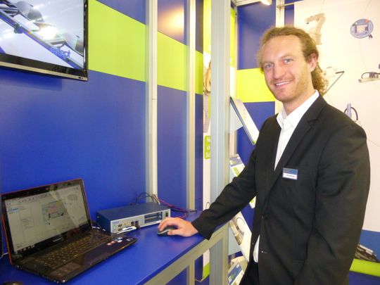 Dino Menges, Software-Entwickler bei Adept stellt das fahrerloses Transportsystem Adept-Lynx vor: „Der Roboter muss seinen Arbeitsbereich einlernen.“ Dafür steuert Menges ihn ähnlich einem ferngesteuertem Auto manuell und fährt den ganzen Arbeitsbereich ab. Dino Menges, Software-Entwickler bei Adept stellt das fahrerloses Transportsystem Adept-Lynx vor: „Der Roboter muss seinen Arbeitsbereich einlernen.“ Dafür steuert Menges ihn ähnlich einem ferngesteuertem Auto manuell und fährt den ganzen Arbeitsbereich ab.