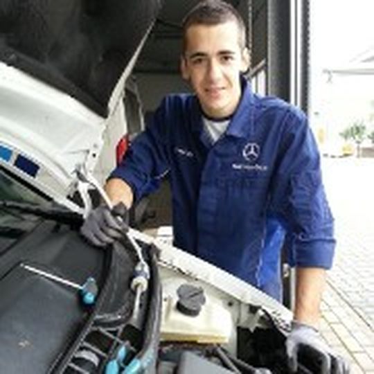 Sven Müller ist sowohl Kfz-Mechatroniker-Azubi als auch Rennfahrer. Sven Müller ist sowohl Kfz-Mechatroniker-Azubi als auch Rennfahrer.